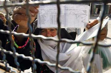 Ακροβατεί η εκεχειρία στη Γάζα με ρουκέτες και ισραηλινές επιδρομές