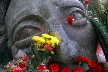 Τα κόμματα τιμούν την εξέγερση του Πολυτεχνείου