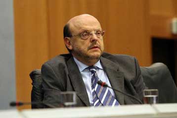 Συνεχίζεται η αντιπαράθεση κυβέρνησης – ΠΑΣΟΚ με φόντο τα επιτόκια