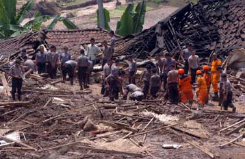 Δύο νεκροί και δεκάδες κατεστραμμένα κτίρια από τον ισχυρό σεισμό στην Ινδονησία