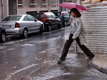 Σοβαρά προβλήματα στην Αττική από ισχυρή νεροποντή