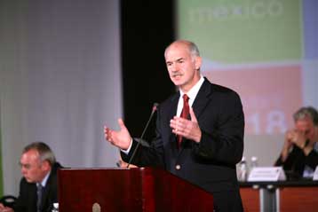 Λύση πολιτική και όχι τεχνοκρατική στην κρίση προκρίνει ο Γ.Παπανδρέου