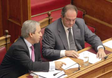 Υπό βαρύ κλίμα για την κυβέρνηση, η συζήτηση του πακέτου ρευστότητας στη Βουλή