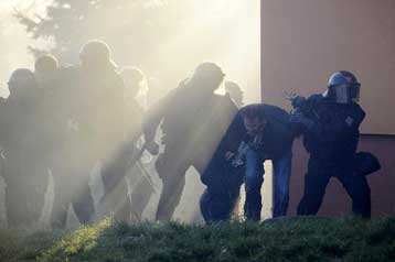Αγριες συγκρούσεις ανάμεσα στην αστυνομία και ακροδεξιούς στην Τσεχία