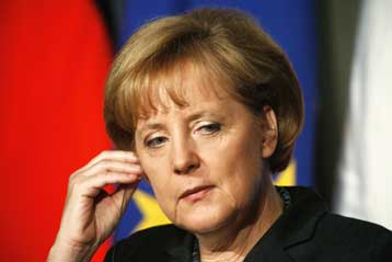 «Κι εμείς μπορούμε να δανείσουμε σε αυτοκινητοβιομηχανίες της Ευρώπης», λέει η Μέρκελ