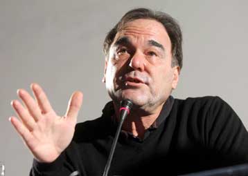 Το σινεμά μπορεί να προφυλάξει από τους επόμενους Μπους, δηλώνει ο Όλιβερ Στόουν