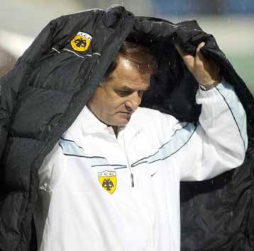 Υπέγραψε και σήκωσε… μανίκια για δουλειά ο Μπάγεβιτς