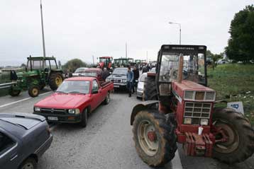 Απέσυραν τα τρακτέρ από την εθνική οδό Αθηνών-Λαμίας οι καπνοπαραγωγοί