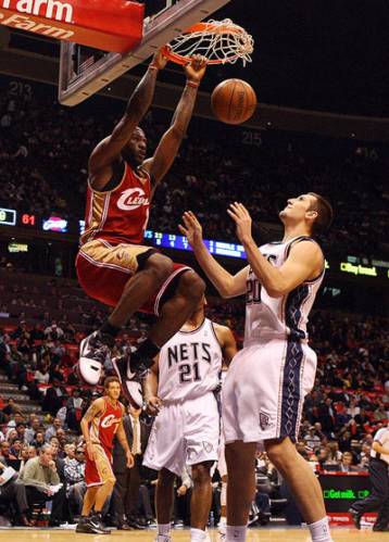 Νέο σόου από ΛεΜπρόν Τζέιμς και 8×8 για τους Καβς