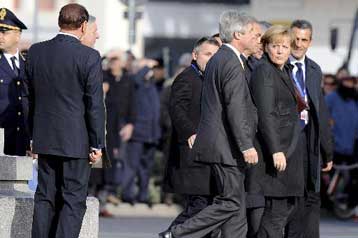 Ο Μπερλουσκόνι παίζει… κρυφτό με την Ανγκελα Μέρκελ στην Τεργέστη