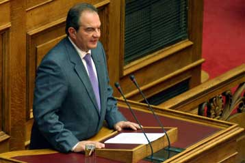 Αντιπαράθεση Καραμανλή-Αλαβάνου στη Βουλή για την ανεργία των νέων