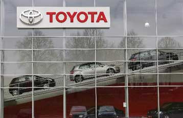 Απολύσεις προσωπικού και μείωση της παραγωγής από τις Toyota και Honda