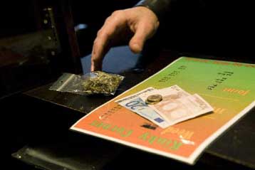 Κλείνουν τα coffee shops που βρίσκονται κοντά στα σχολεία στο Αμστερνταμ