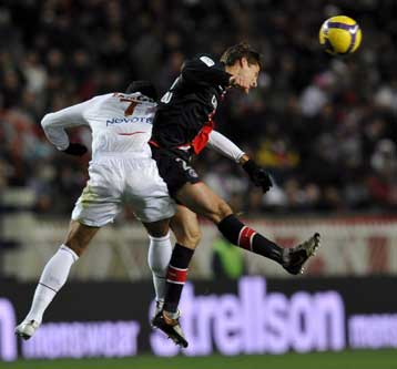 «Κόλλησε» στο Παρίσι η Λιόν, αναρριχάται η Παρί Σεν Ζερμέν