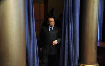 Να συνεχίσουν να αγοράζουν κάλεσε τους Ιταλούς ο Μπερλουσκόνι, για να ξεπεραστεί η κρίση