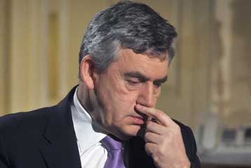 Σε προσωρινή μείωση των συντελεστών ΦΠΑ κατά 2,5% προχωρά ο Γκόρντον Μπράουν