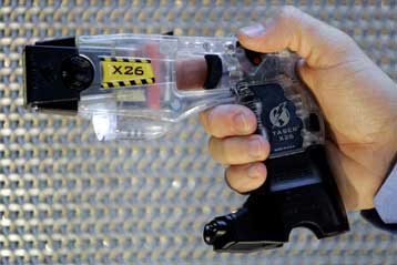 Όπλα τέιζερ στα χέρια δεκάδων χιλιάδων αστυνομικών σε Αγγλία και Ουαλία