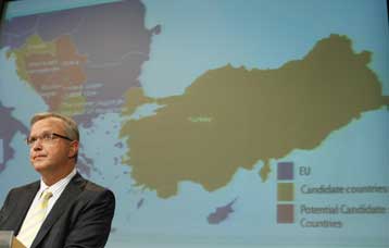 Διακριτικές αποστάσεις από την προσφυγή της ΠΓΔΜ στη Χάγη κρατά ο Όλι Ρεν