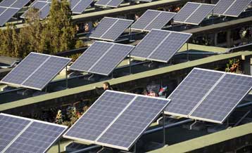 Φωτοβολταϊκά στοιχεία καλύπτουν τους τάφους ισπανικού νεκροταφείου