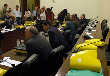 Πολιτικές ευθύνες στην υπόθεση Βατοπαιδίου «βλέπουν» τρεις στους τέσσερις πολίτες