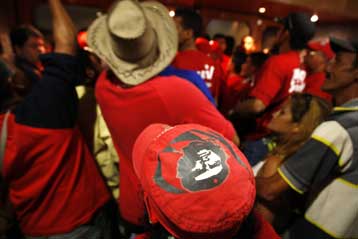 Κερδισμένοι δηλώνουν Τσάβες και αντιπολίτευση στη Βενεζουέλα