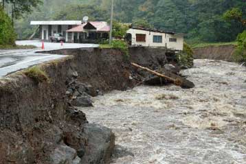 Δεκάδες νεκροί και χιλιάδες άστεγοι από καταρρακτώδεις βροχές σε Βραζιλία και Παναμά