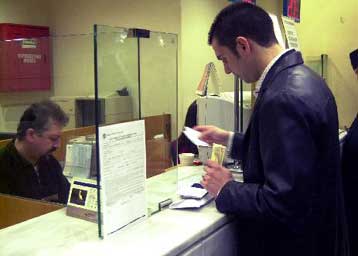 Σκεπτικισμός στην αγορά για το σχέδιο στήριξης, ζητούν μείωση των τραπεζικών επιτοκίων