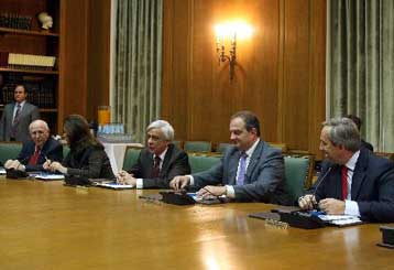 Η μείωση του ΦΠΑ διχάζει την κυβέρνηση, περιορισμένα τα περιθώρια παροχών