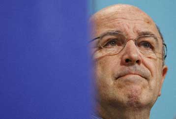 Η ευρωζώνη θα διολισθήσει σε ύφεση το 2009, λέει ο Χ.Αλμούνια