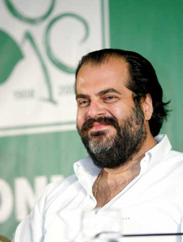 Επίσκεψη Πατέρα στην Παιανία με… πριμ 150.000 ευρώ