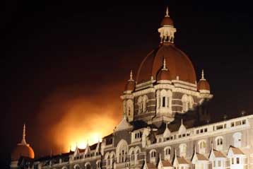 Ανακτούν σταδιακά τον έλεγχο οι δυνάμεις ασφαλείας στη Βομβάη