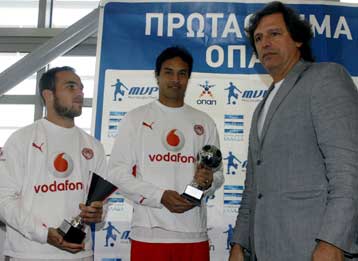 Μετά την πεντάρα Μπελούτσι και Ντουντού παρέλαβαν τα «ερυθρόλευκα» βραβεία