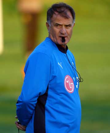 Ο Ντούσαν ψάχνει το σύστημα που ταιριάζει στην ΑΕΚ