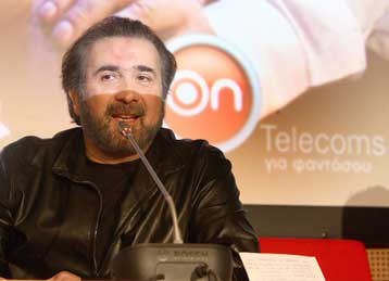 Ο «Βιοπαλαιστής» Λάκης Λαζόπουλος ανεβαίνει στη στέγη του