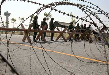 Οπισθοχώρησε η αστυνομία κοντά στο διεθνές αεροδρόμιο της Μπανγκόκ