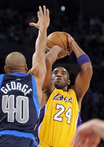 Έκτη σερί νίκη για τους Λέικερς με τον Μπράιαντ σε μεγάλα κέφια