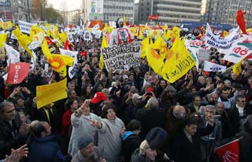Συγκρούσεις και τραυματισμοί σε διαδήλωση για την οικονομία στην Αγκυρα