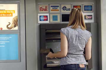 Και νέες συλλήψεις για πλαστές κάρτες ανάληψης