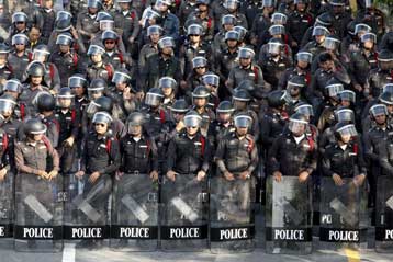 Να διαλυθούν διέταξε τους διαδηλωτές των αεροδρομίων η αστυνομία της Μπανγκόκ