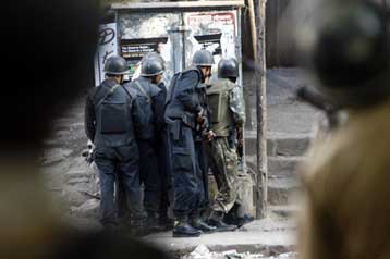 Πακιστανούς εξτρεμιστές υποδεικνύει η Ινδία ως υπεύθυνους για το μακελειό στη Βομβάη