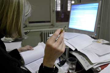 Επισπεύδεται κατά έξι μήνες η απαγόρευση του καπνίσματος σε δημόσιους χώρους