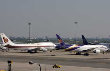 Αρχισαν να απογειώνονται τα αεροσκάφη από το διεθνές αεροδρόμιο της Μπανγκόκ