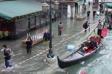 Η Βενετία «ζει» τις χειρότερες πλημμύρες της τελευταίας 20ετίας