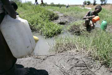 Χωρίς νερό και με την επιδημία χολέρας σε έξαρση ζουν στη Χαράρε