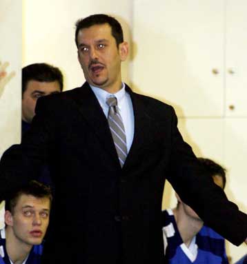 Ο Θωμάς Νίκου παραμένει στο Αιγάλεω και ψάχνει για σέντερ