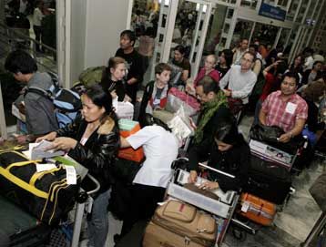 «Σωτηρία» από την πολιτική εκτόνωση στην Ταϊλάνδη περιμένουν οι Έλληνες τουρίστες