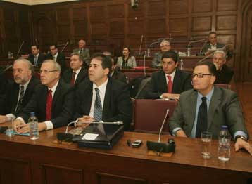 Αλληλοκαρφώματα «γαλάζιων» υπουργών στην Εξεταστική για το Βατοπαίδι