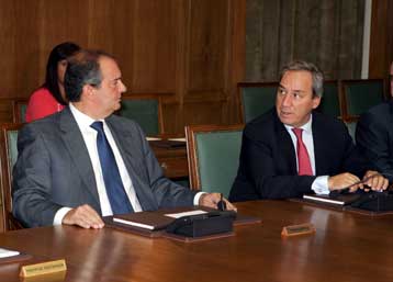 Πιθανή η υπέρβαση του ελλείμματος, αλλά η οικονομία δεν απειλείται με νέα επιτήρηση