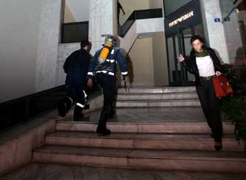 Επίθεση με γκαζάκια έξω από το Γαλλικό Πρακτορείο Ειδήσεων στο Κολωνάκι