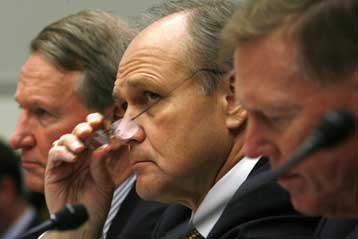 Τις συνέπειες της κατάρρευσης των αυτοκινητοβιομηχανιών επισείουν τα στελέχη τους